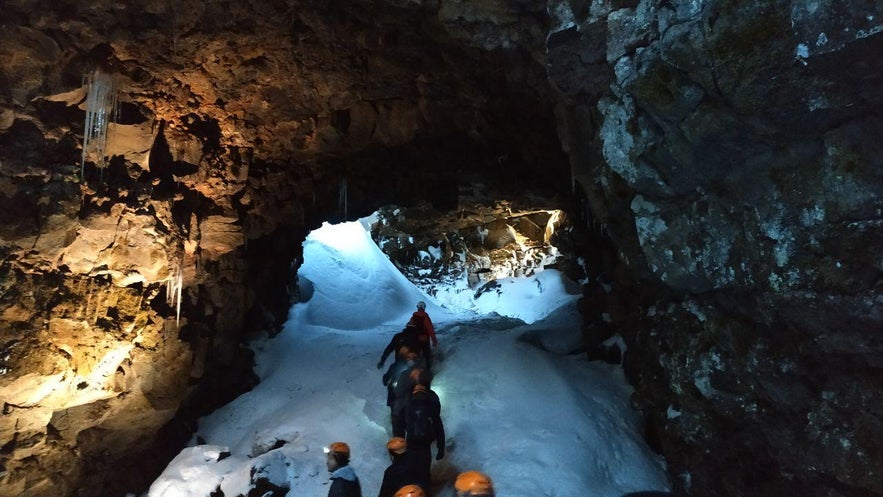 Explorando el túnel de lava de Raufarholshellir | Sur de Islandia