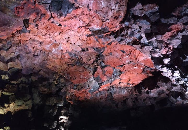 Explorando el túnel de lava de Raufarholshellir | Sur de Islandia