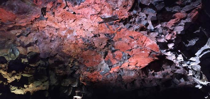 Explorando el túnel de lava de Raufarholshellir | Sur de Islandia