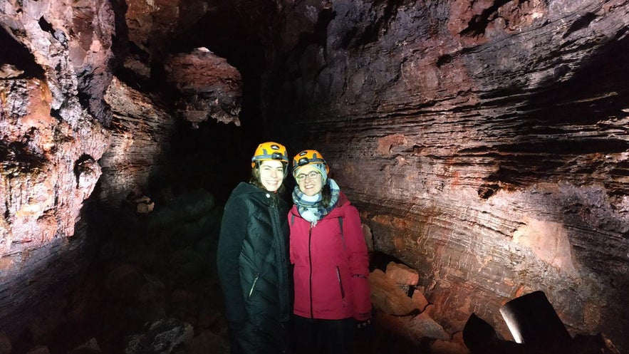 Explorando el túnel de lava de Raufarholshellir | Sur de Islandia