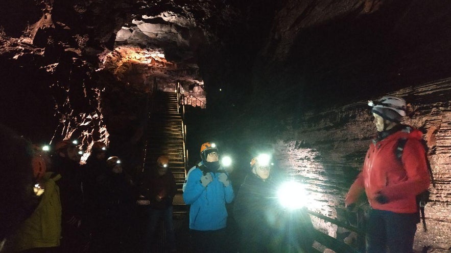 Explorando el túnel de lava de Raufarholshellir | Sur de Islandia