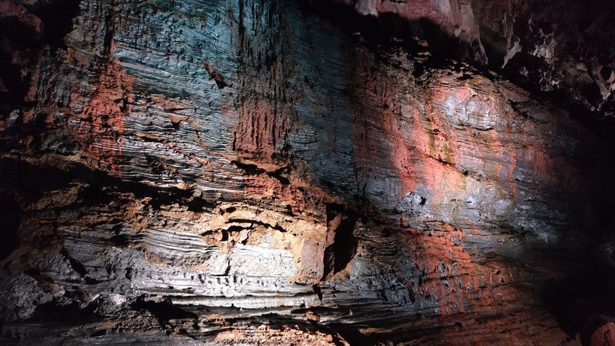 Explorando el túnel de lava de Raufarholshellir | Sur de Islandia