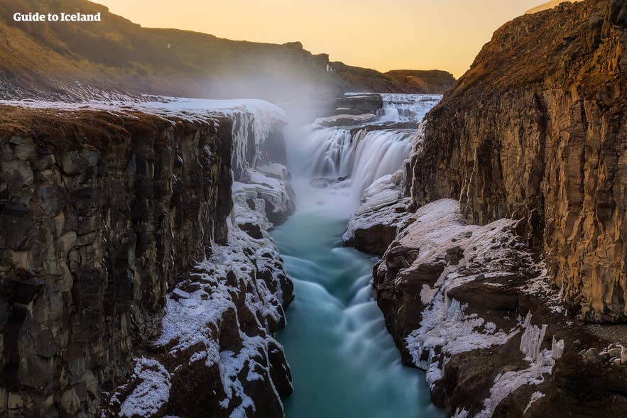 Der Gullfoss-Wasserfall im Winter, von Schnee bedeckt
