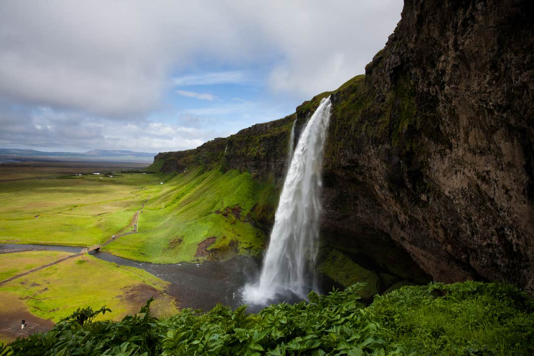 셀야란드스포스(Seljalandsfoss) 폭포는 물줄기 뒤를 걸을 수 있는 특별한 체험을 제공합니다.