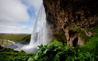 Un gros plan sur la cascade de Seljalandsfoss.