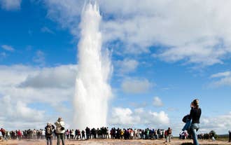 Den mäktiga gejsern Strokkur får ett utbrott en sommardag på Island.