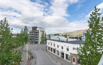 Ydersiden af bygningen Acco Town Square Apartments.