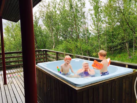 코티지 바이 레이크 라우가르바튼 위드 핫 텁 | Cottage by Lake Laugarvatn With Hot Tub