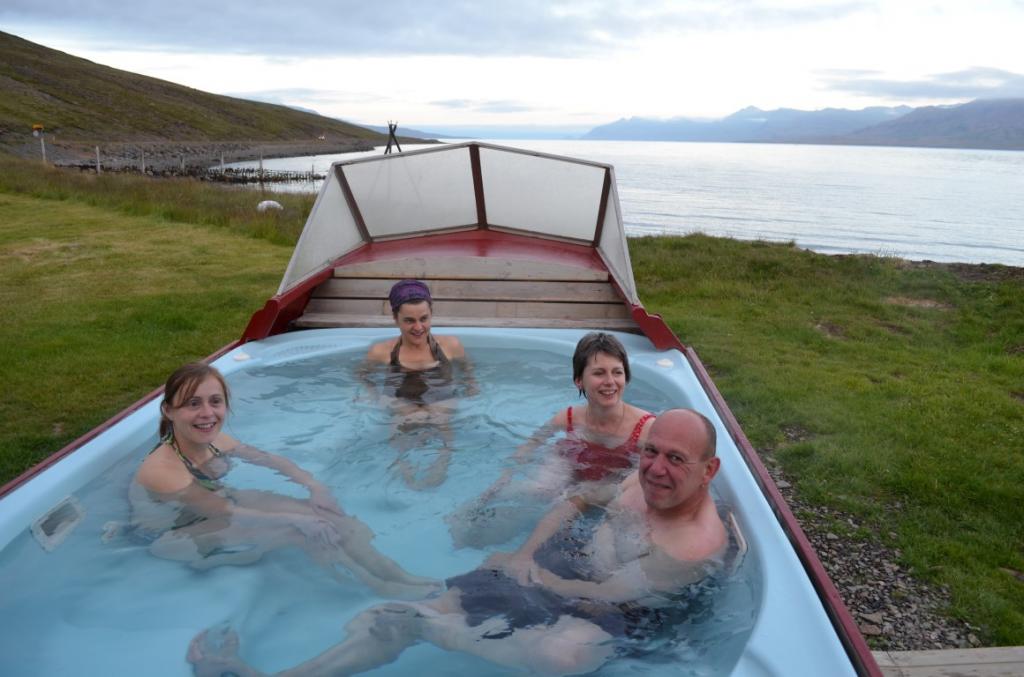 Mjóeyri Studio Cottage #2 位于埃斯基菲厄泽 (Eskifjörður)，设有共用热水浴缸 | Mjóeyri Studio Cottage #2 With Shared Hot Tub in Eskifjörður