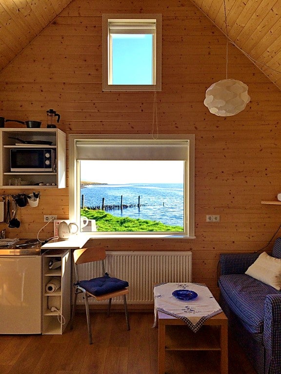 Mjóeyri Studio Cottage #2 位于埃斯基菲厄泽 (Eskifjörður)，设有共用热水浴缸 | Mjóeyri Studio Cottage #2 With Shared Hot Tub in Eskifjörður