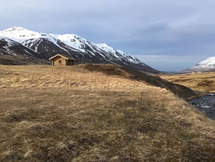 Cottage in a Beautiful Valley with Hot Tub near Akureyri