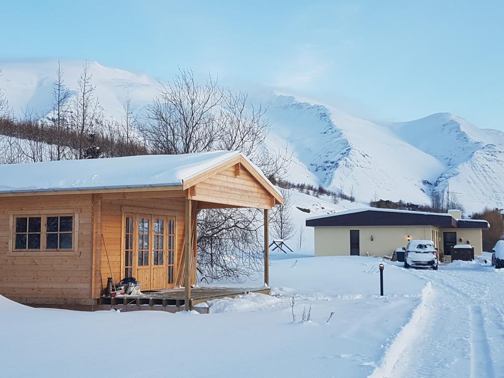 阿克雷里附近带热水浴缸的 Oeskubakki 小屋 | Oeskubakki Cabin With a Hot Tub Near Akureyri