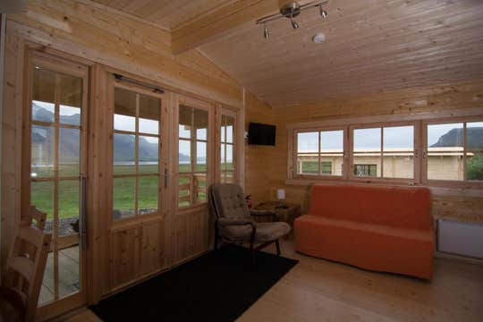 冰岛东部带露台的古斯图尔小屋 | Gustur Cottage With Terrace in East Iceland