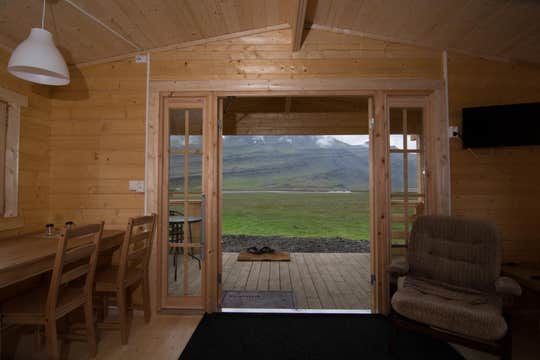 冰岛东部带露台的古斯图尔小屋 | Gustur Cottage With Terrace in East Iceland