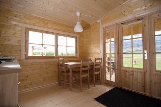 冰岛东部带露台的古斯图尔小屋 | Gustur Cottage With Terrace in East Iceland