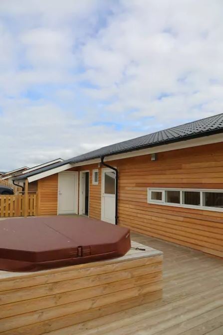 New Cosy Cottage with Hot Tub in Akureyri 