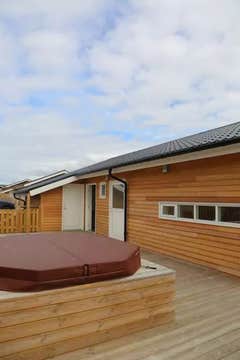 New Cosy Cottage with Hot Tub in Akureyri 