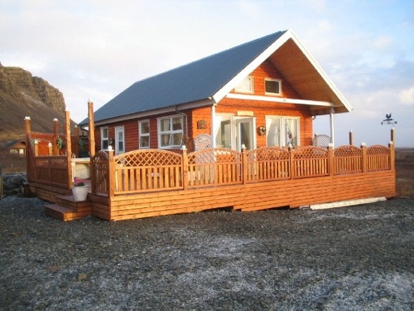 Bergholl Cottage with Hot Tub Near Borgarnes
