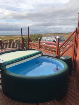 Bergholl Cottage with Hot Tub Near Borgarnes