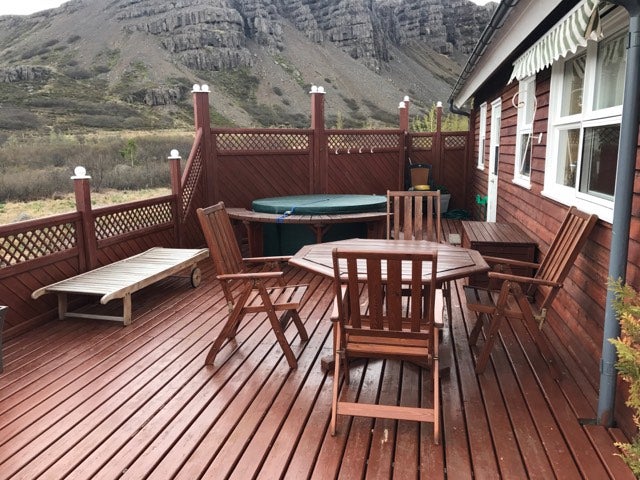Bergholl Cottage with Hot Tub Near Borgarnes