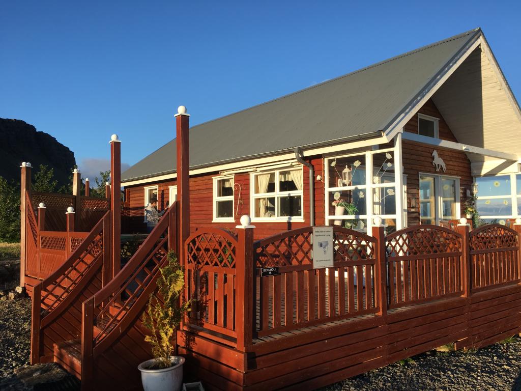 Bergholl Cottage with Hot Tub Near Borgarnes