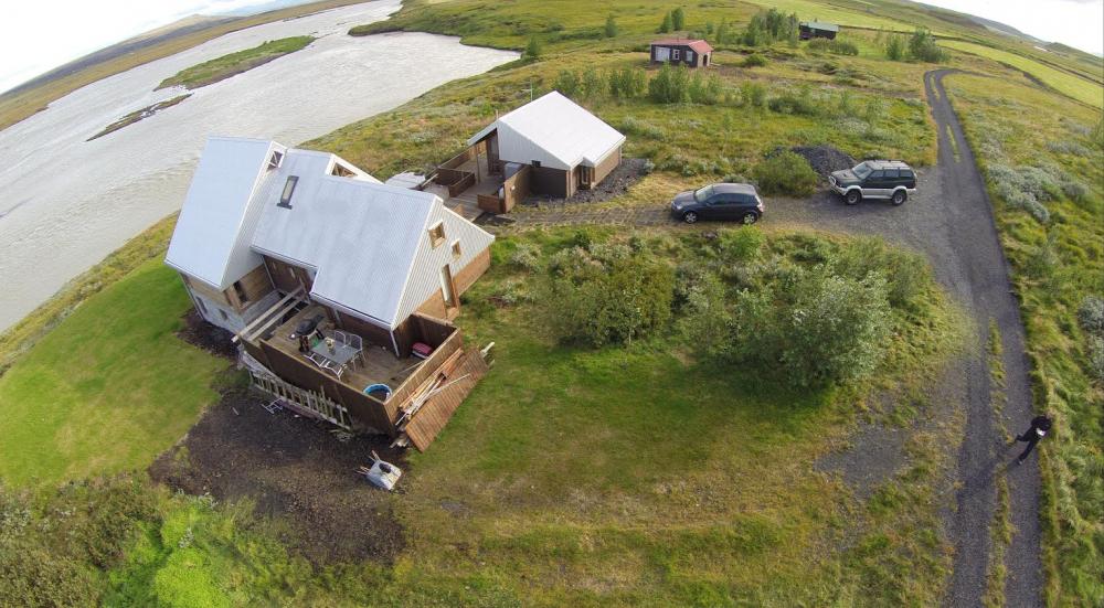 Lovely Riverside Cottage with Hot Tub and Guest House