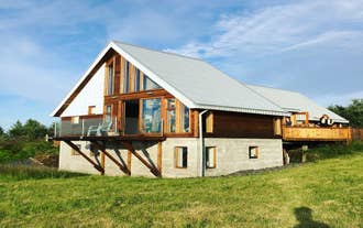 Lovely Riverside Cottage with Hot Tub and Guest House