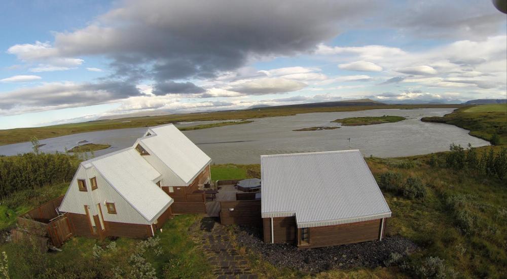 Lovely Riverside Cottage with Hot Tub and Guest House