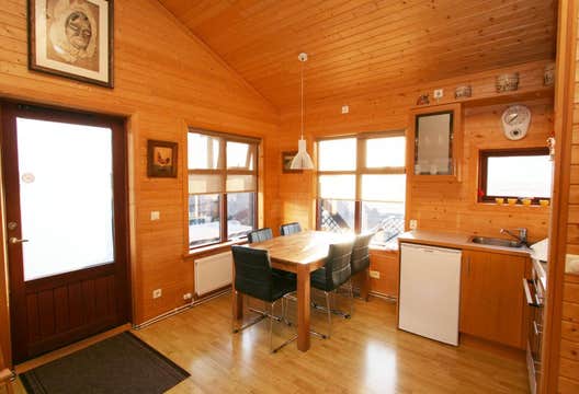 Cottage With Hot Tub in West Iceland