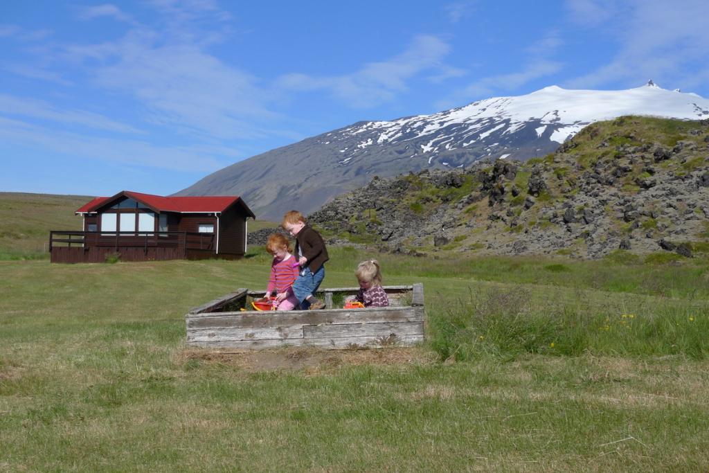 헬나르에 위치한 가르다버드 코티지 위드 테라스 | Gardabud Cottage With Terrace in Hellnar
