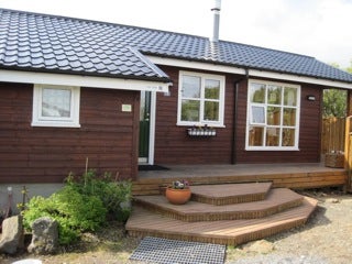 博尔加内斯附近带热水浴缸的斯科拉达鲁小屋 | Skorradalur Cottage With Hot Tub Near Borgarnes