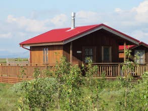 冰岛南部带热水浴缸的 Valhoell 避暑别墅 | Valhoell Summerhouse With Hot Tub in South Iceland