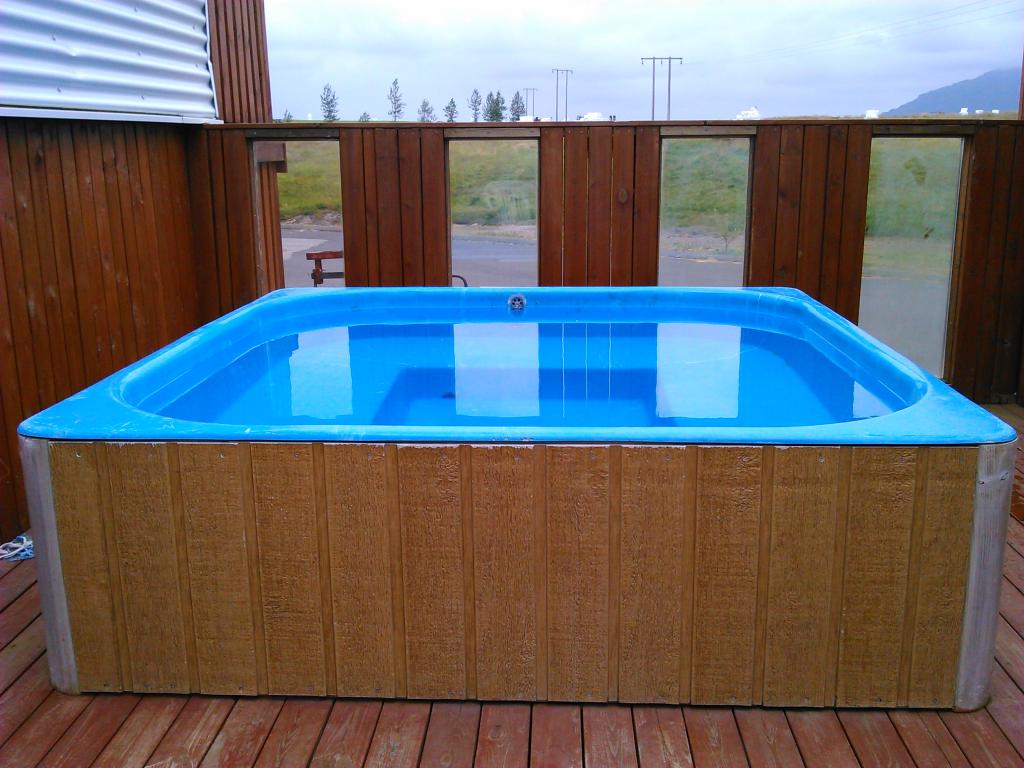 Lax&aacute;rbakki Studio with an Outdoor Hot Tub Near Reykjavik