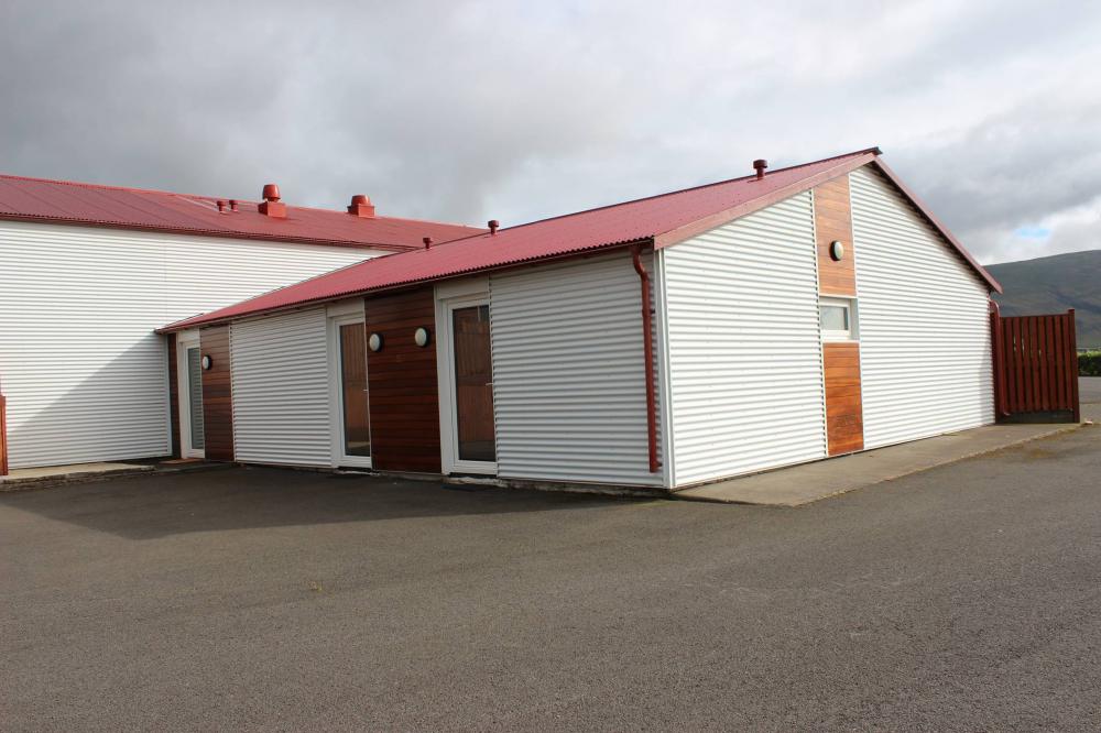 Laxarbakki Large Studio With an Outdoor Hot Tub near Reykjavik