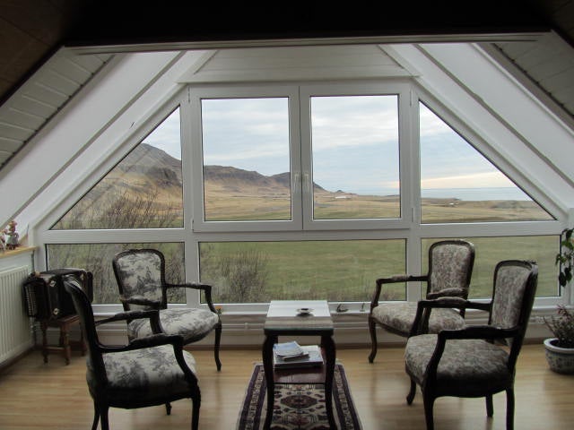 冰岛西部带露台的迷人农舍 | Charming Farmhouse With Terrace in West Iceland
