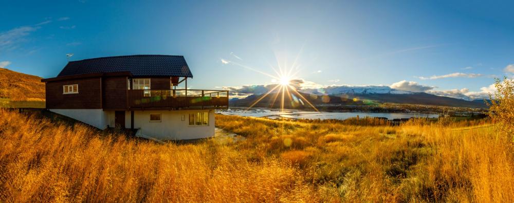 瓦德拉霍夫豪华别墅，靠近阿克雷里，设有按摩浴缸 | Va&eth;lahof Luxury House Near Akureyri With Jacuzzi