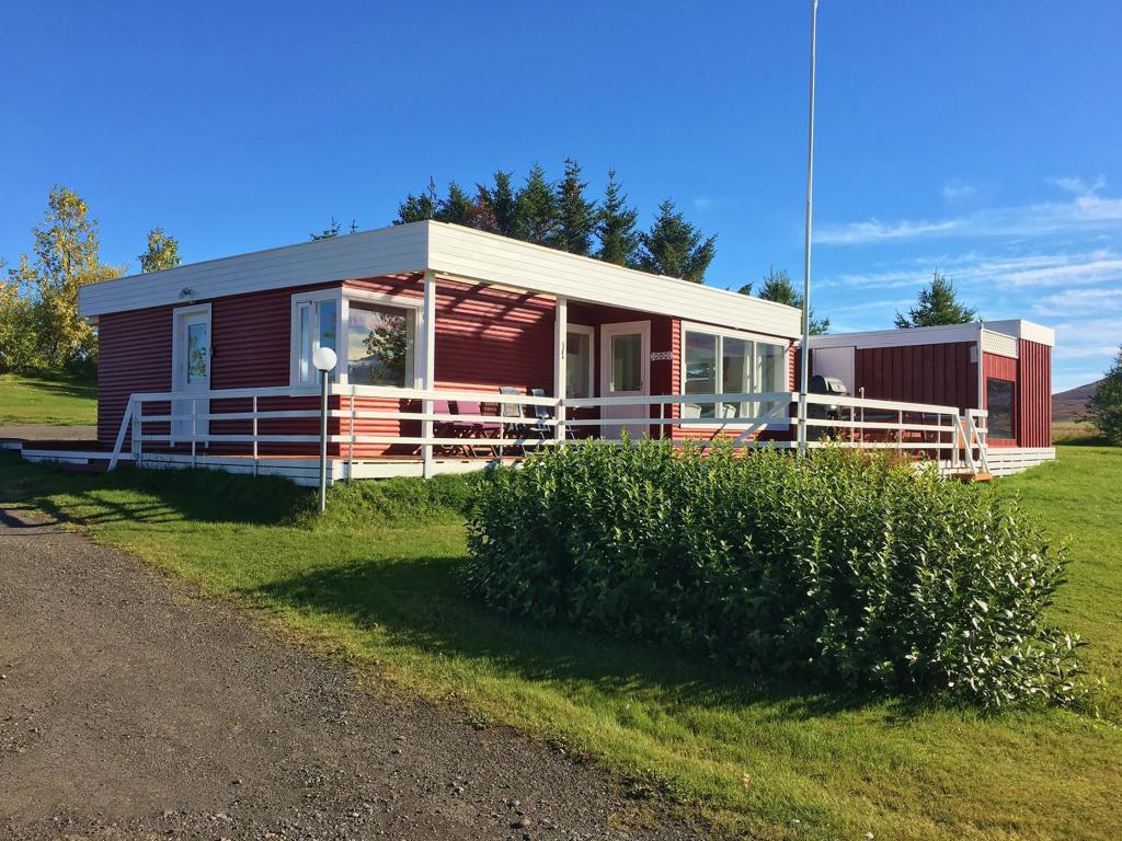 Elsti Cottage with an Outdoor Hot Tub