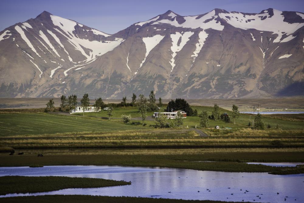Elsti Cottage with an Outdoor Hot Tub
