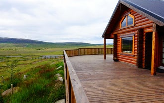 Cedar Log Cabin in Gr&iacute;msnes with Hot Tub