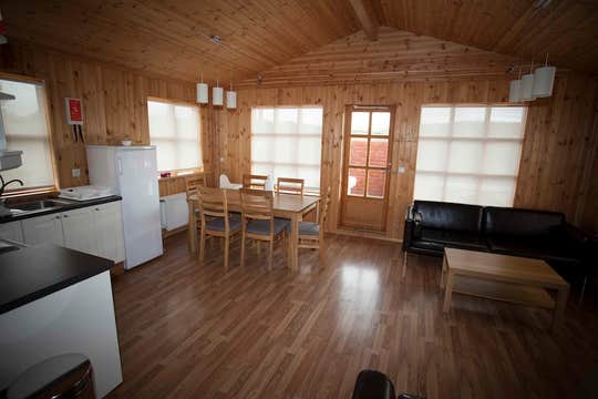格拉德海马尔 21 |布伦迪欧斯带门廊和热水浴缸的小屋 | Gladheimar 21 | Cottage with a Porch and a Hot Tub in Blönduós