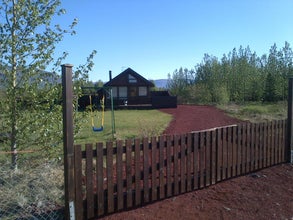 Braeðraborg避暑别墅靠近Laugarvatn，设有热水浴缸 | Braeðraborg Summerhouse Near Laugarvatn With Hot Tub 