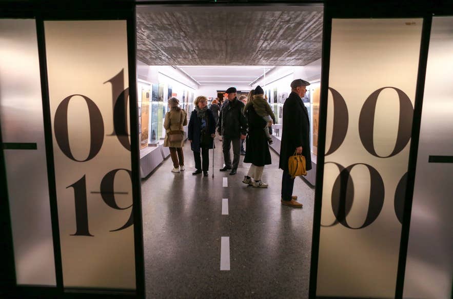 レイキャビク・セトルメント展示とアウストゥルストレイティはつながっています