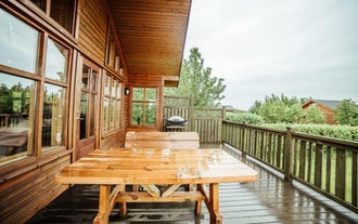 Minniborgir Large Cottage with Outdoor Hot Tub Near Selfoss