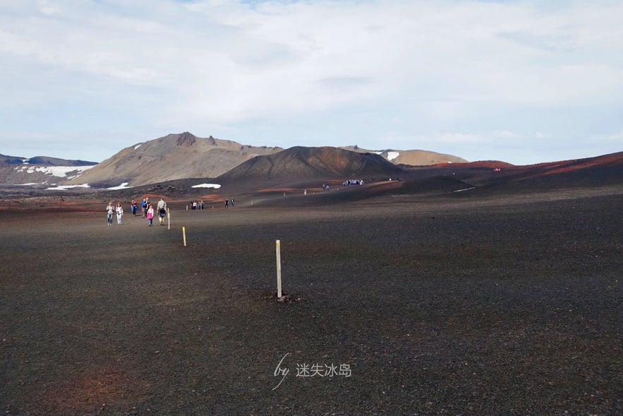 浩浩荡荡的徒步去阿斯基亚火山的人们