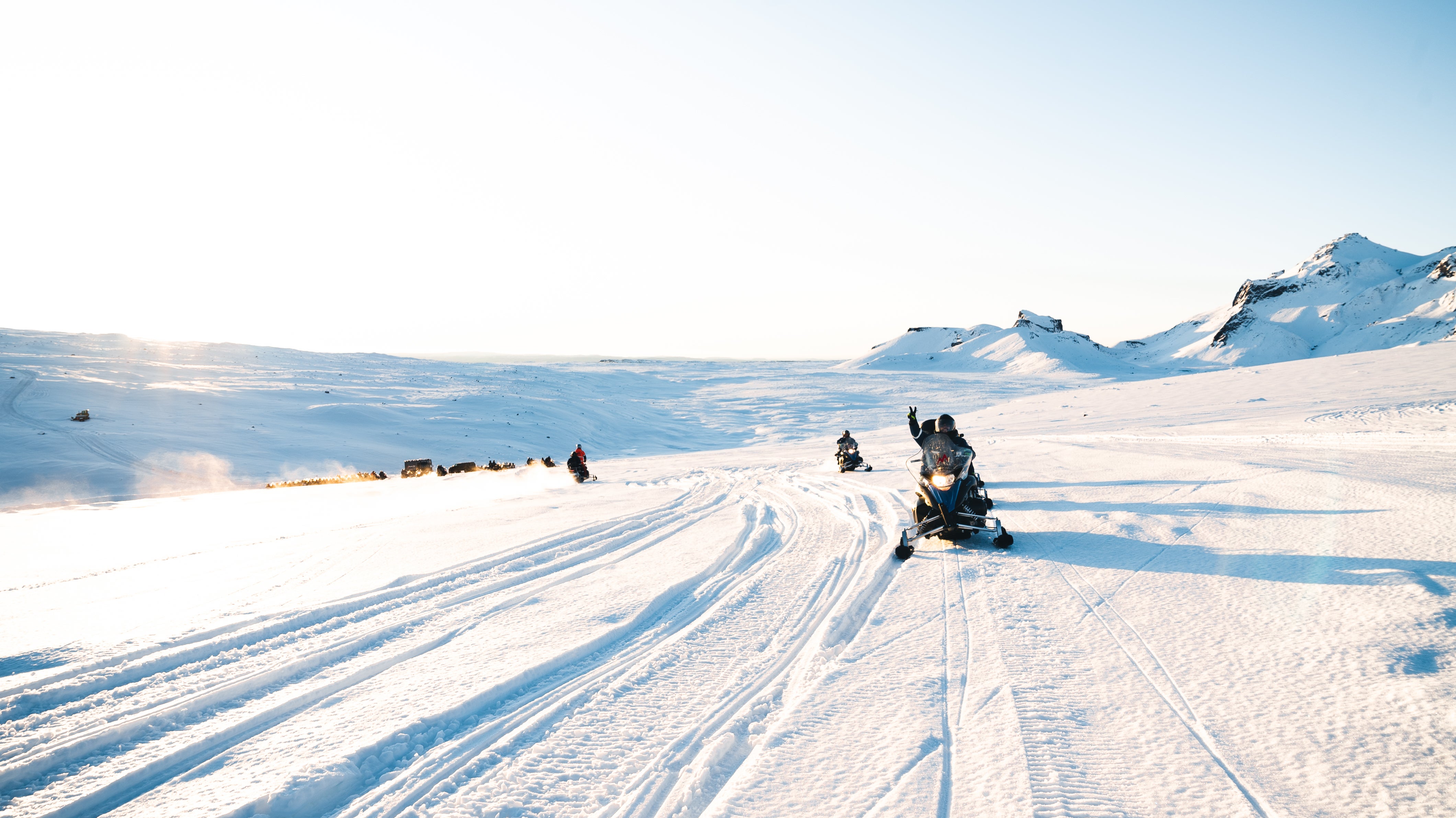 Un grupo de viajeros cruzando a toda velocidad el imponente Glaciar Langjokull en Islandia.