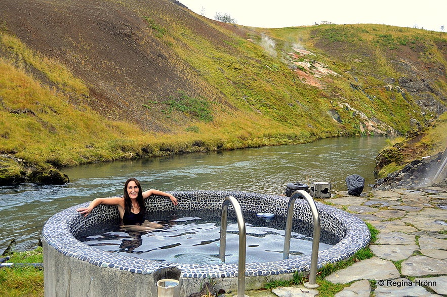 Regína soaking in a hot tub at the Frost and Fire hotel