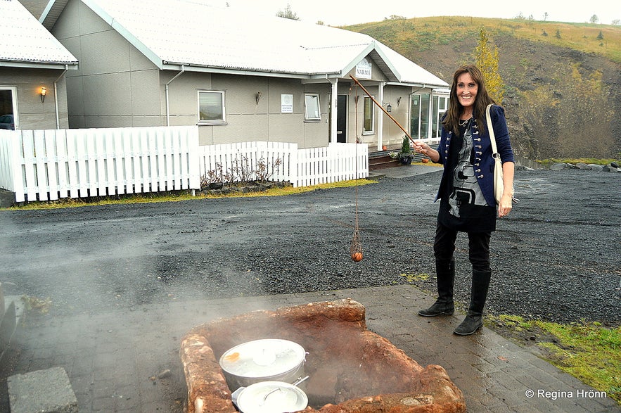 Regína cooking an egg in a hot spring