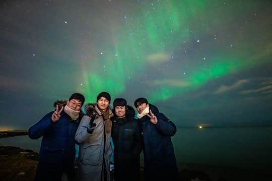 Christmas Eve 5-Hour Northern Lights Tour with Transfer from Reykjavik