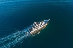 Ein Blick aus der Vogelperspektive auf die Yacht, die im Atlantischen Ozean segelt.