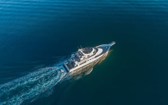 Ein Blick aus der Vogelperspektive auf die Yacht, die im Atlantischen Ozean segelt.